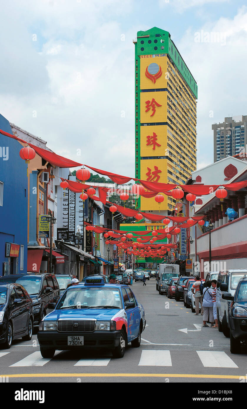 Taxi nelle strade di Singapore in Chinatown, il popolare complesso di Parco in background. Singapore, Sud-est asiatico. Foto Stock