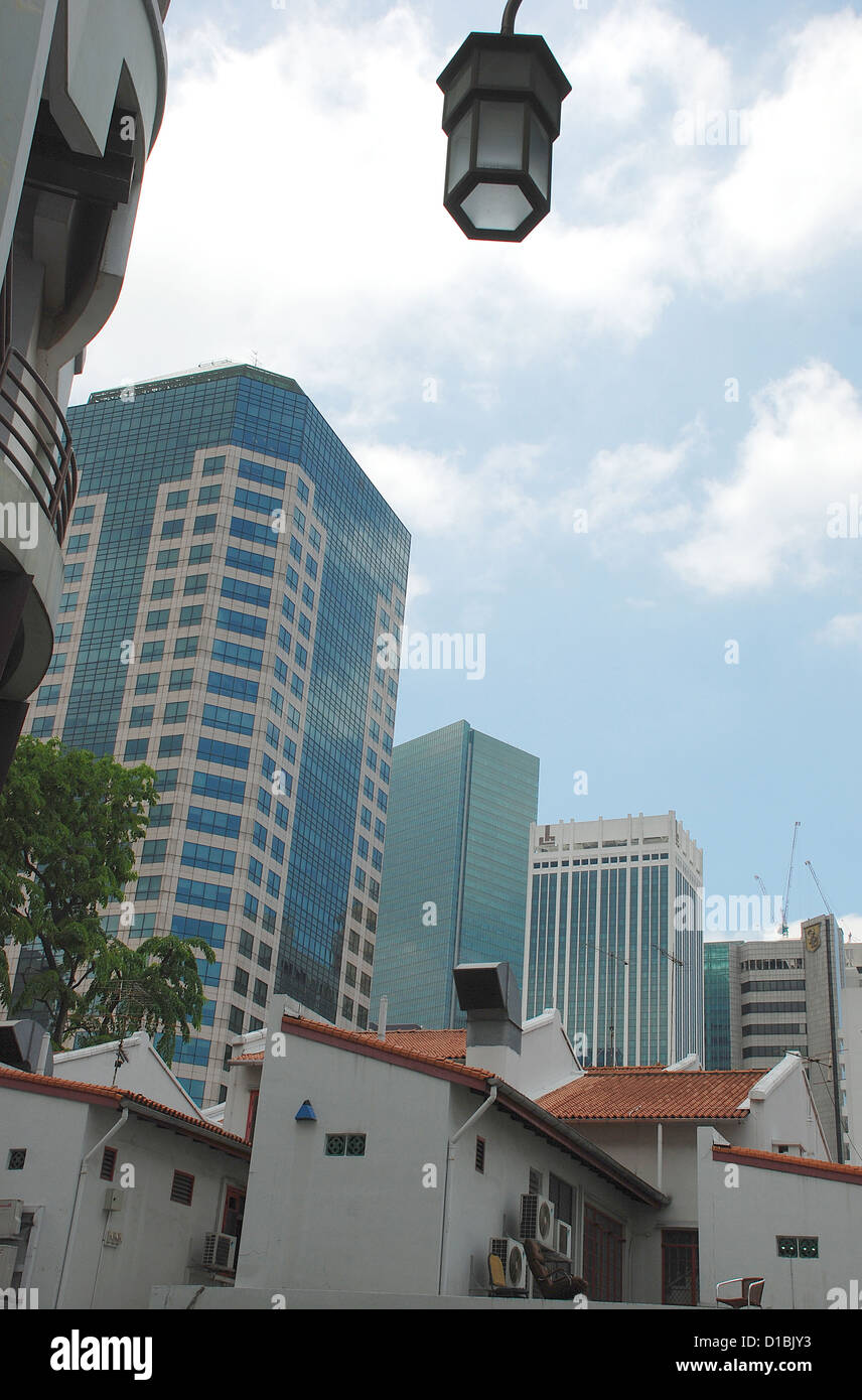 Singapore città vecchia street view con il distretto centrale degli affari in background. Foto Stock