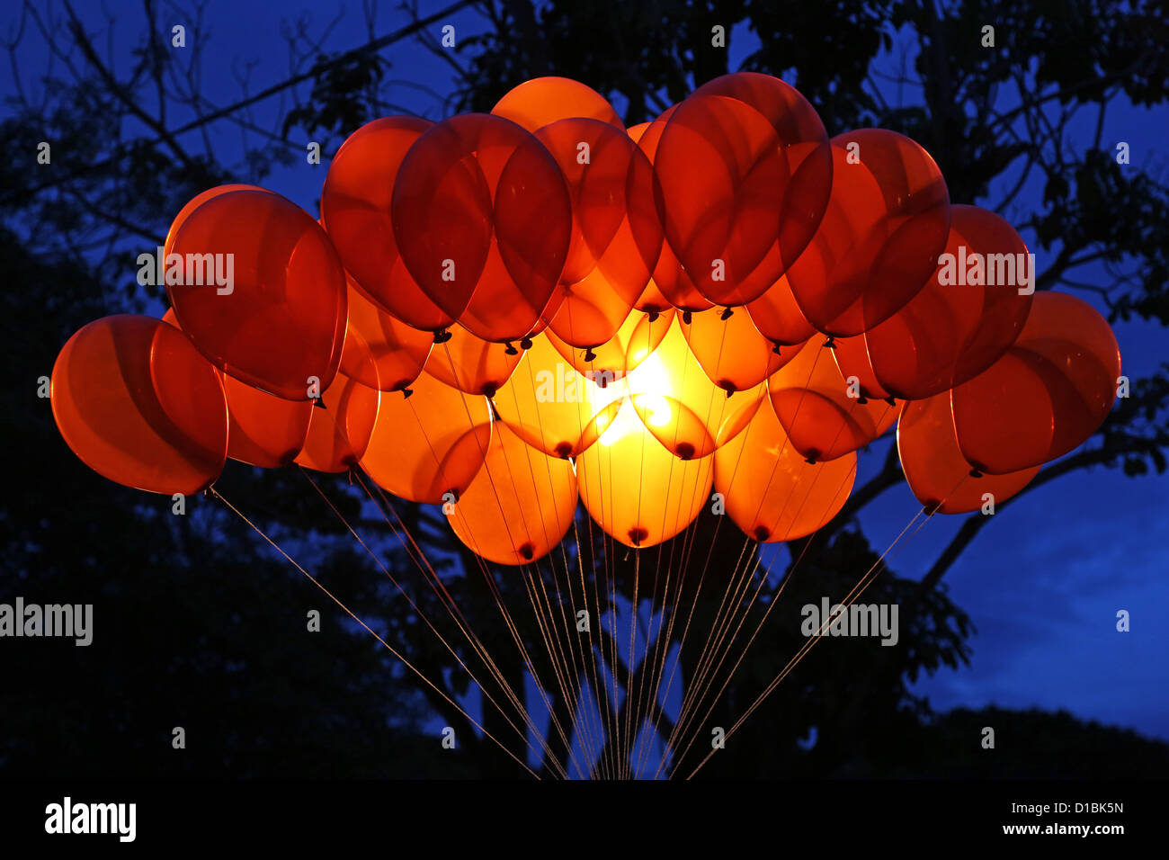 Palloncini arancioni Immagini senza sfondo e Foto Stock ritagliate - Alamy