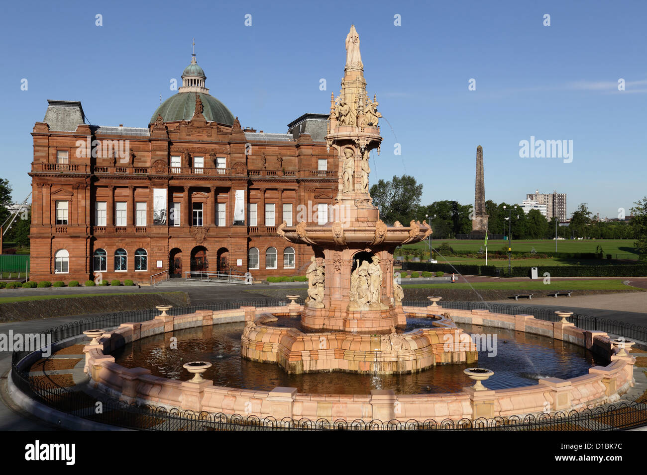 Doulton Fountain e People's Palace Museum a Glasgow Green, Glasgow, Scozia, Regno Unito Foto Stock