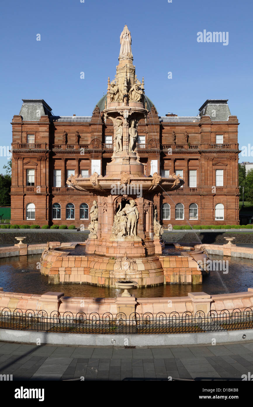 Doulton Fountain e People's Palace Museum a Glasgow Green, Glasgow, Scozia, Regno Unito Foto Stock