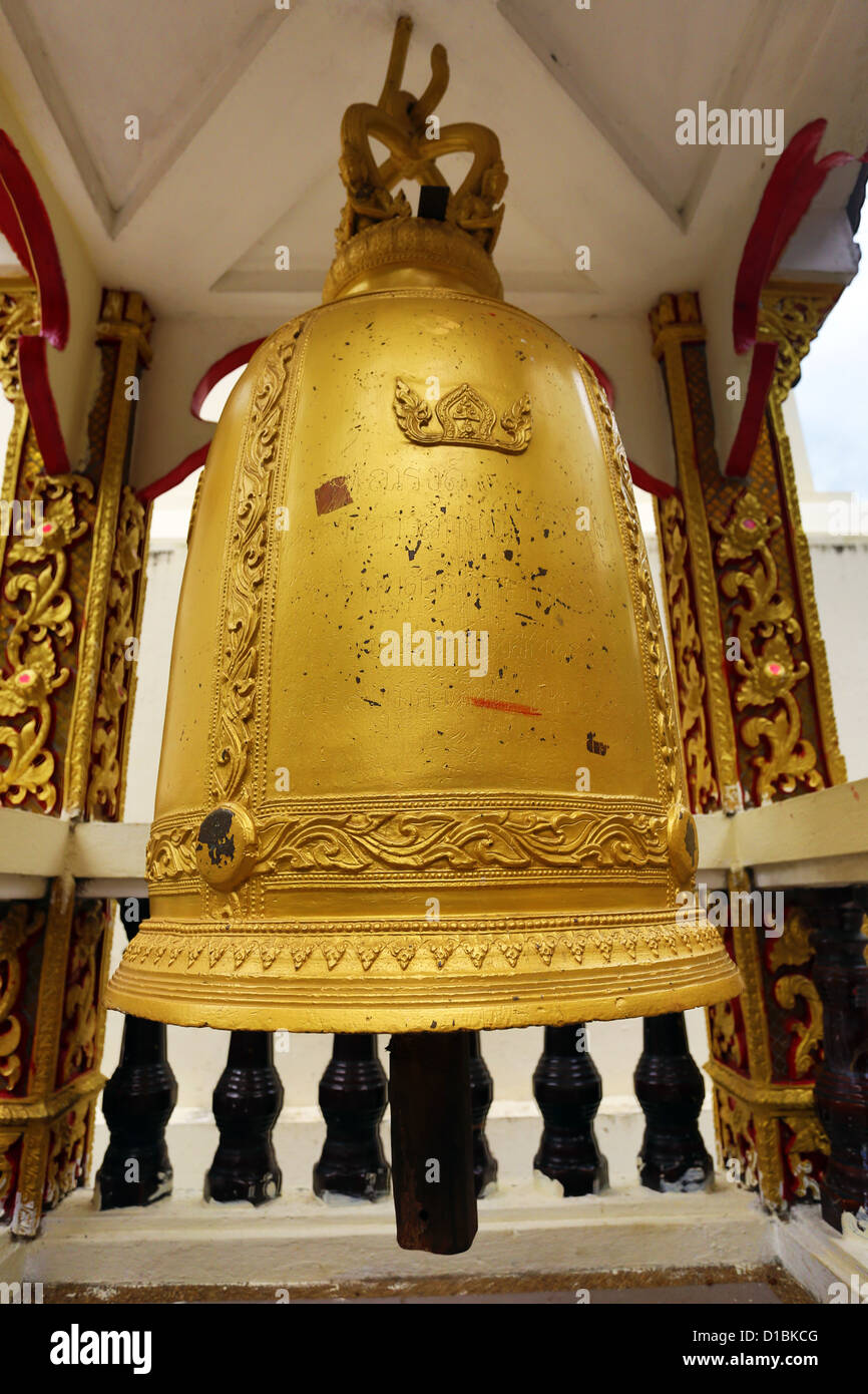 Preghiera gigante campana e campane di Wat Prathat Doi Suthep Temple, Chiang Mai, Thailandia Foto Stock