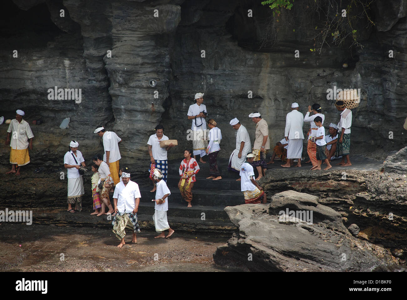 Preghiere durante la cerimonia Indù al pellegrinaggio tempio Pura Tanah Lot, Bali. Indonesia. Foto Stock