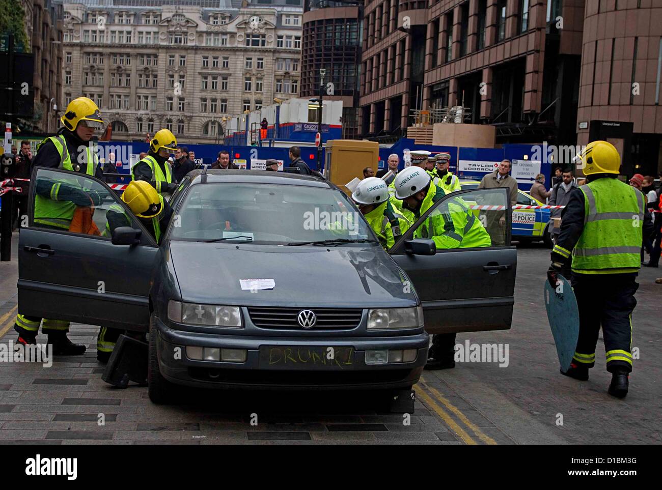 LONDON, Regno Unito - 13 dicembre 2012: La città di Londra La sicurezza stradale Team, Londra Vigili del Fuoco, Londra servizio ambulanza e la City of London Police simulando un postumi di una bevanda auto car crash per sensibilizzare il pericolo di bere guidare tra i lavoratori della città di Liverpool Street, Londra (foto di Fuat Akyuz/faimages) Foto Stock