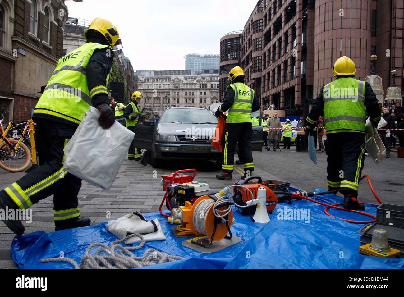 LONDON, Regno Unito - 13 dicembre 2012: La città di Londra La sicurezza stradale Team, Londra Vigili del Fuoco, Londra servizio ambulanza e la City of London Police simulando un postumi di una bevanda auto car crash per sensibilizzare il pericolo di bere guidare tra i lavoratori della città di Liverpool Street, Londra (foto di Fuat Akyuz/faimages) Foto Stock