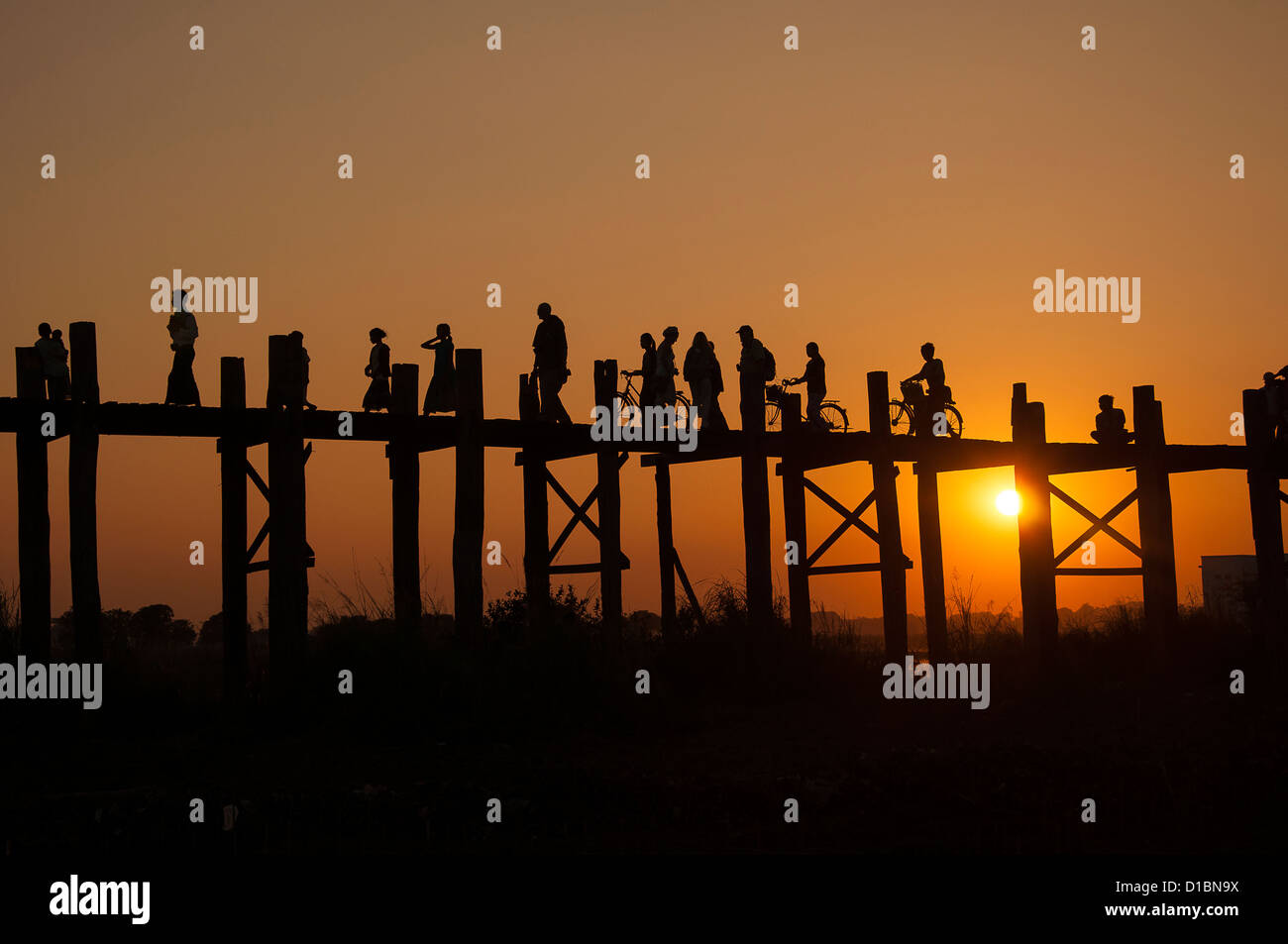 U Bein ponte sul lago Taungthaman al tramonto Foto Stock