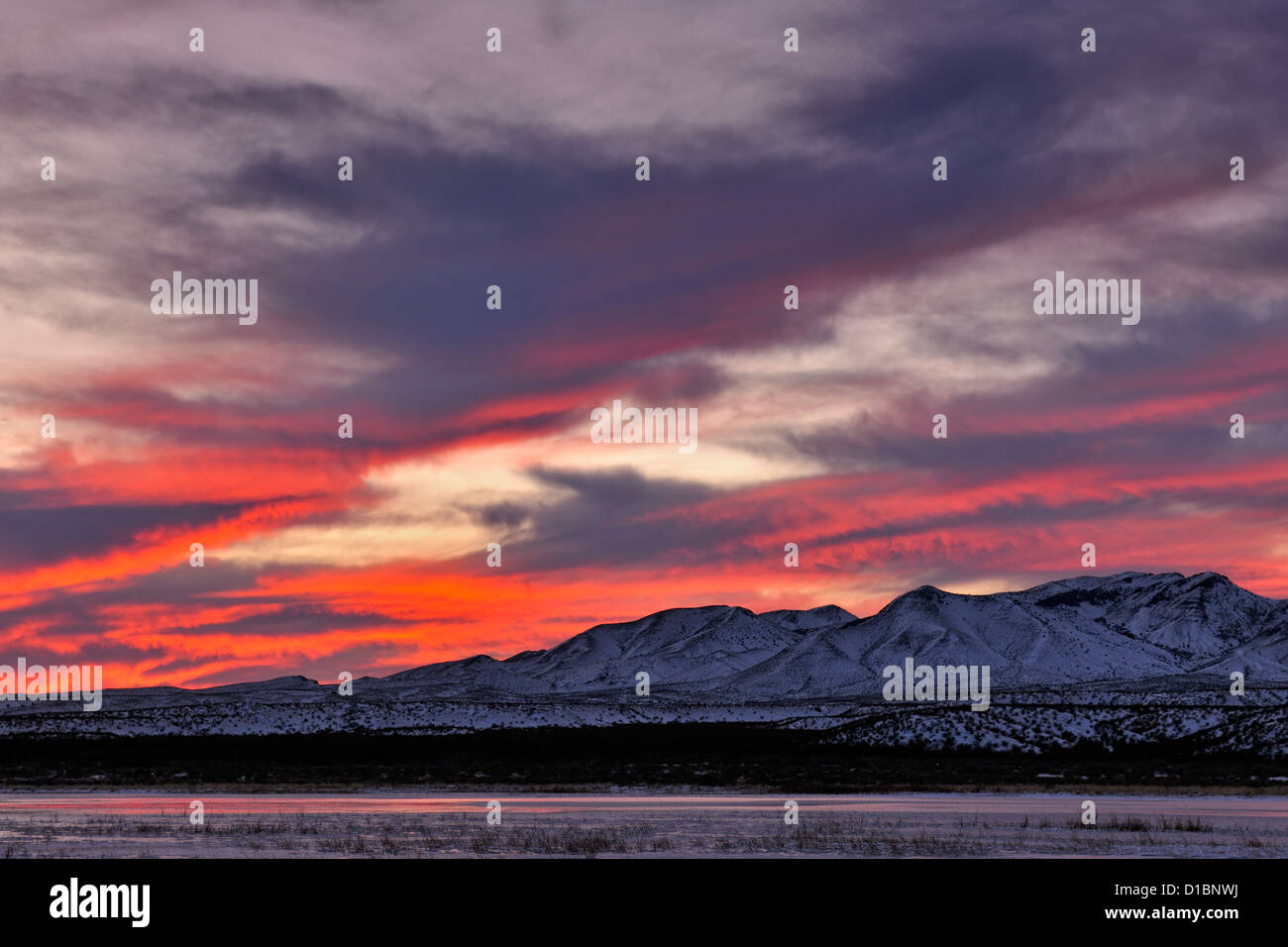 Cielo di tramonto sopra le montagne Chupadera, Bosque del Apache NWR, Nuovo Messico, STATI UNITI D'AMERICA Foto Stock