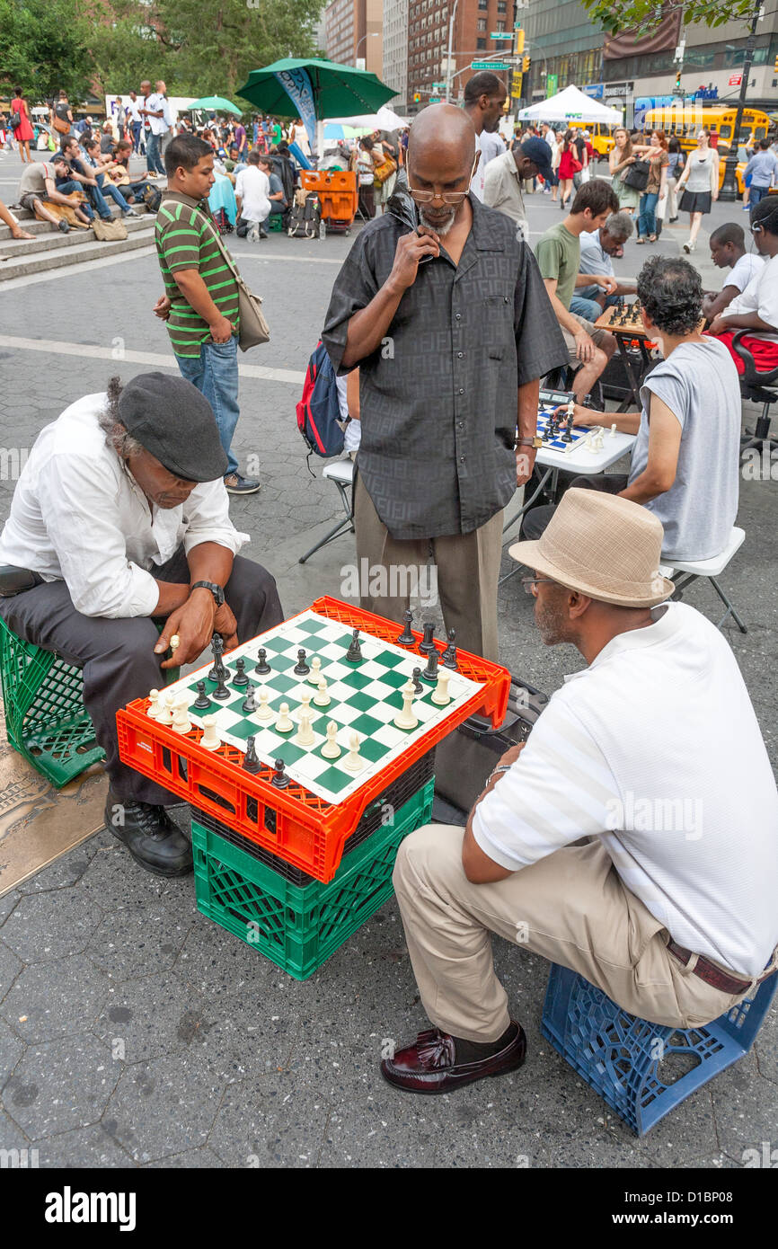 Gli uomini che giocano a scacchi in Union Square, Manhattan, New York City. Foto Stock