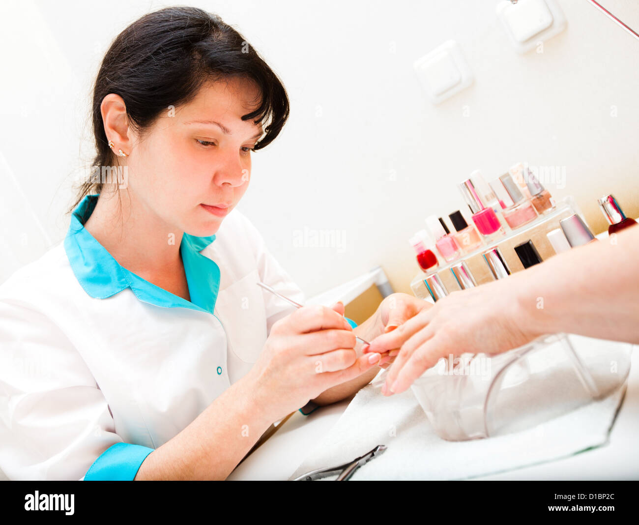 Manicure. Cura delle dita delle mani, pulizia, coprendo una vernice di chiodi. Foto Stock