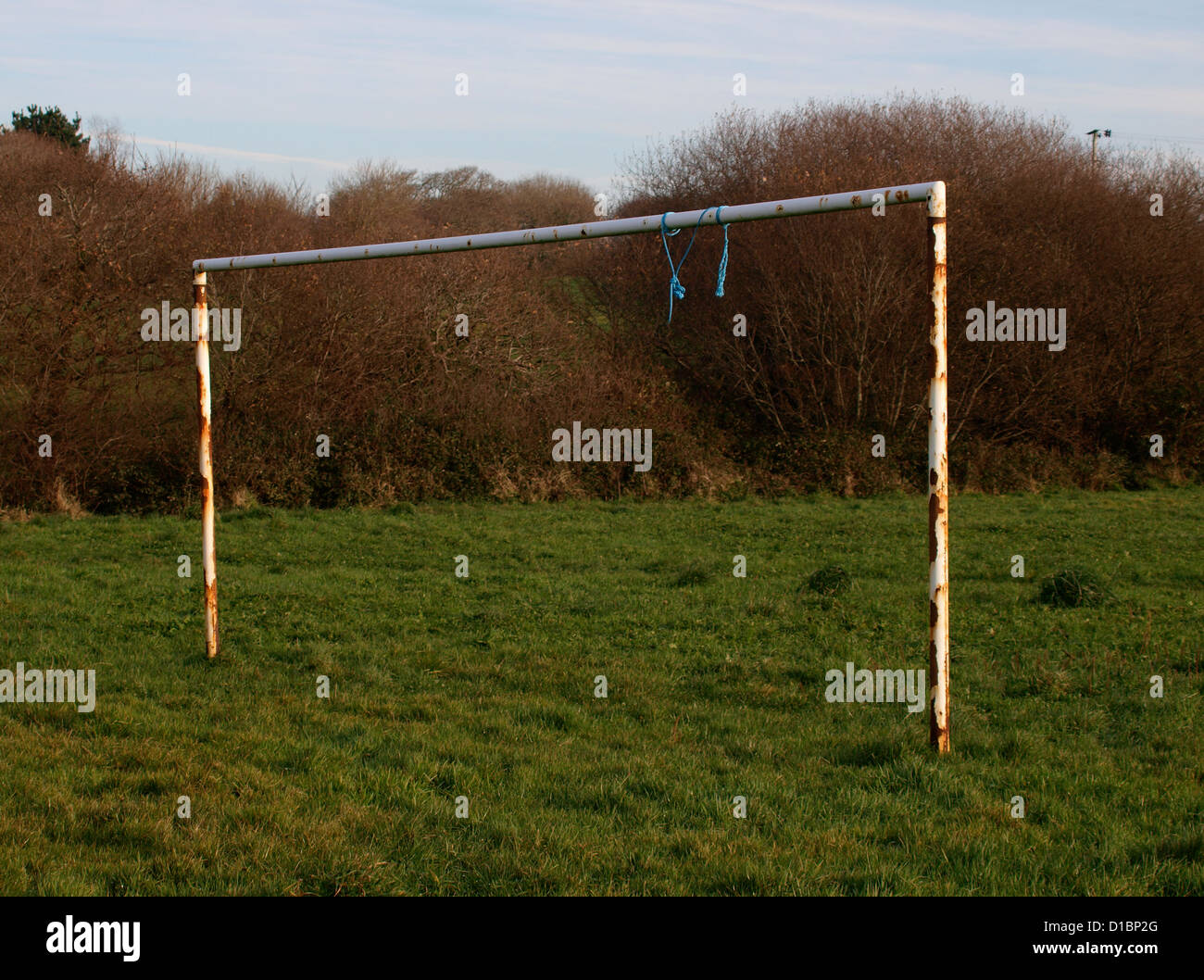 Vecchio arrugginito obiettivo post su un pubblico campo da gioco, Cornwall, Regno Unito Foto Stock