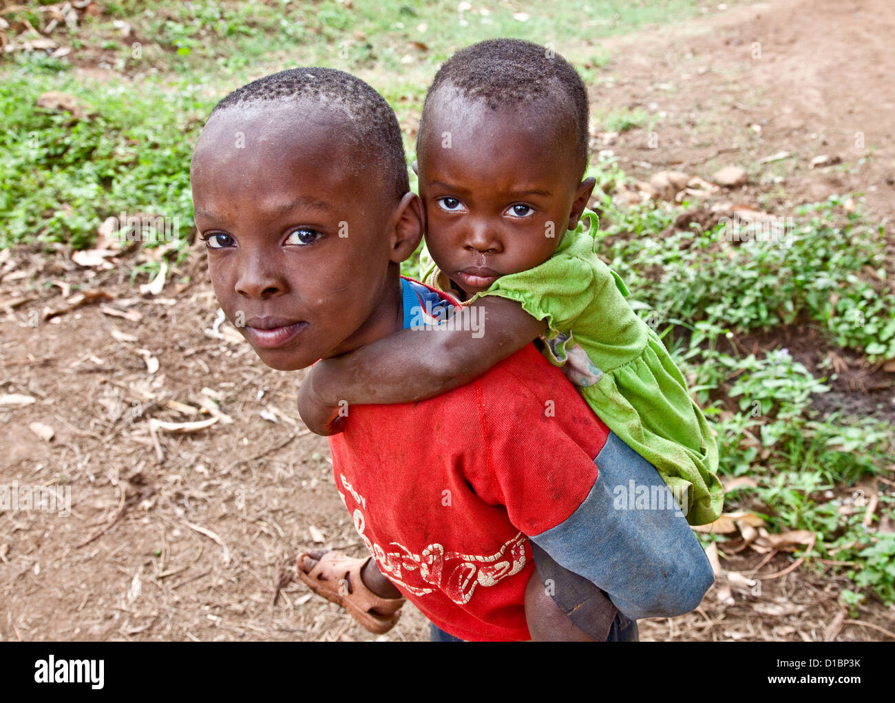 Cinque anni ragazzo africano prendersi cura del suo bambino di 2 anni sorella per il suo ritorno in Africa;i bambini dell Africa in orfanotrofio o a giocare Foto Stock