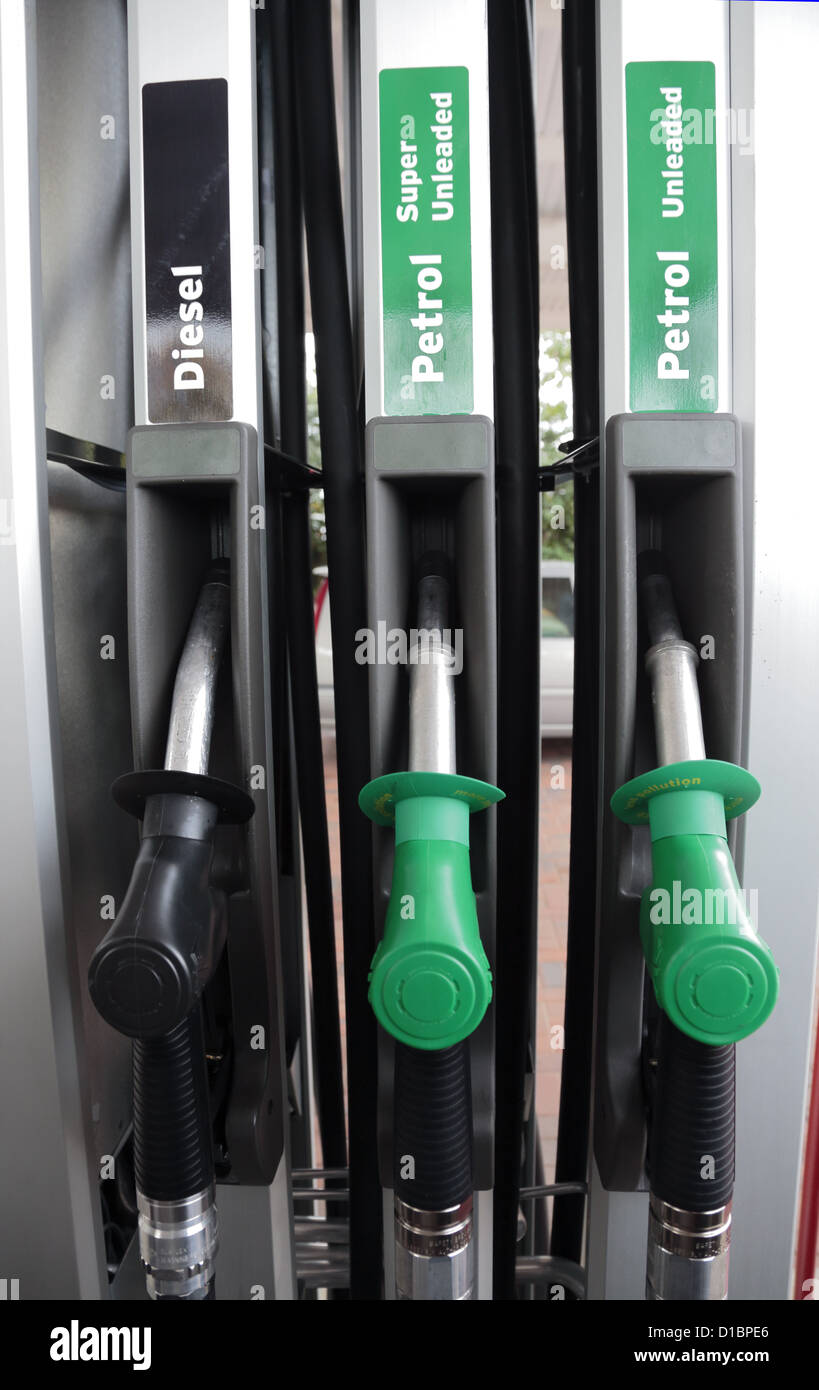 Il Diesel e la benzina gli ugelli della pompa in corrispondenza di una  stazione di servizio Foto stock - Alamy
