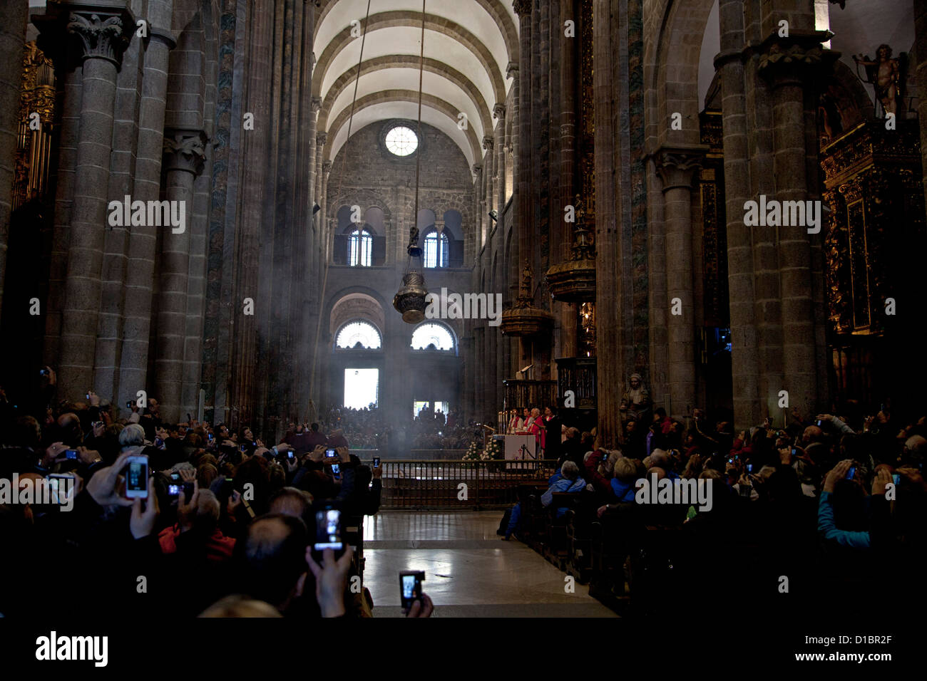 Il botafumeiro, incenso bruciatore (fumo blecher) swing alla fine della Messa del pellegrino Cattedrale di Santiago come pellegrini watch Foto Stock