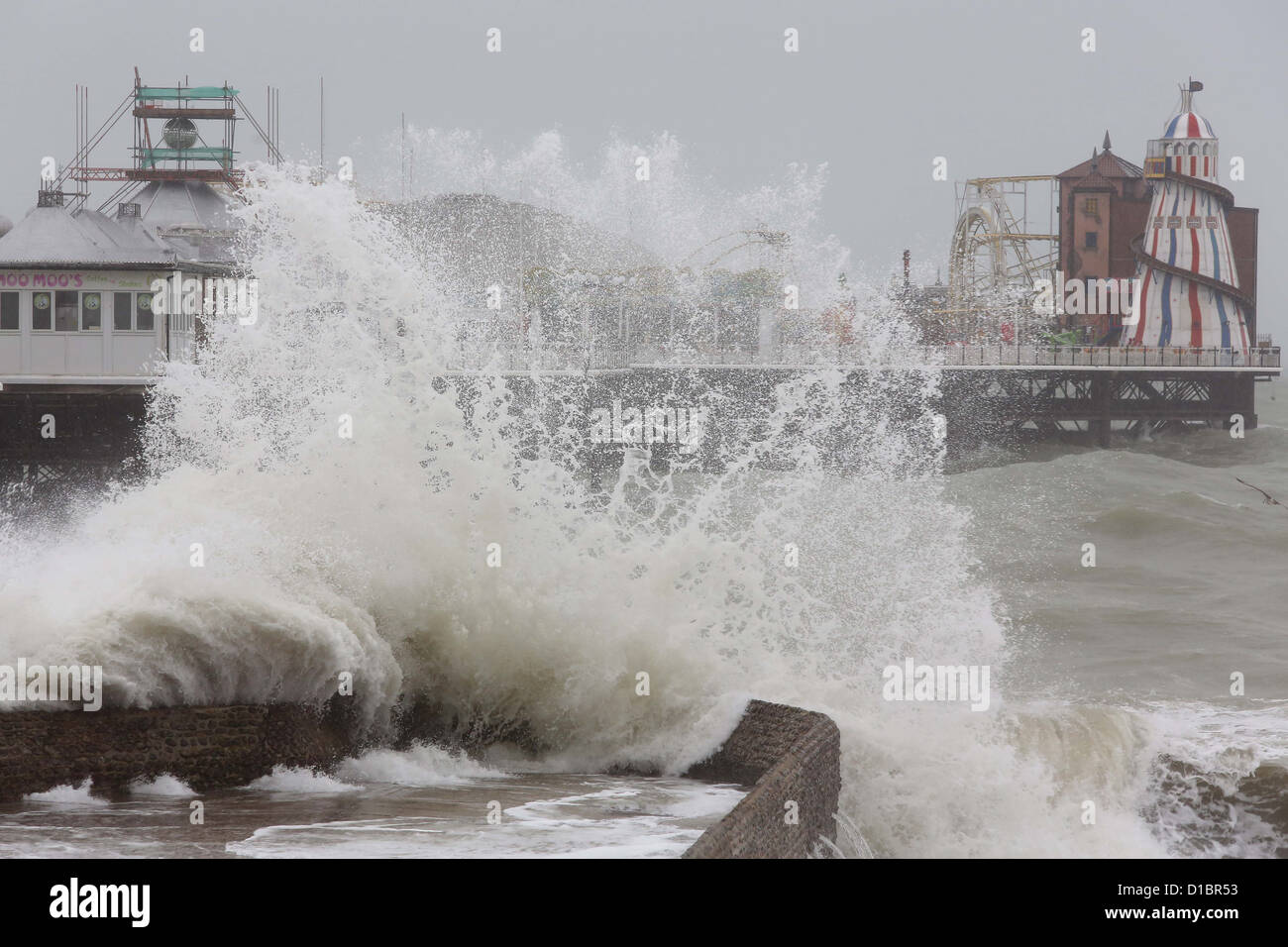 Fronte mare ufficiali in prossimità di parti di spiaggia come alta mari e venti minacciano le inondazioni.in Brighton. Foto Stock