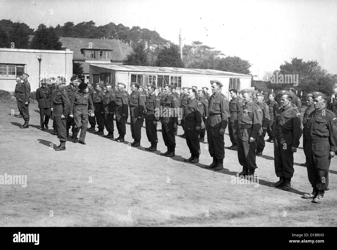 BERNARD MONTGOMERY (1887-1976) ispeziona casa locale di protezione su una visita al suo vecchio San Paolo Scuola di Barnes, Londra, circa 1942 Foto Stock