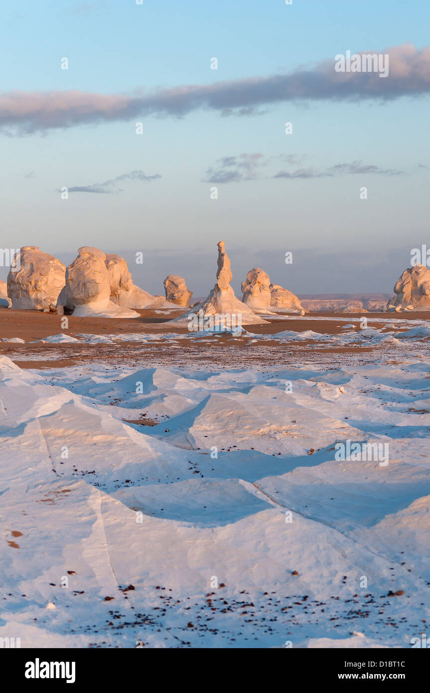 Paesaggio con Chalk formazioni rocciose, White Desert (Sahara el Beyda), Egitto Foto Stock