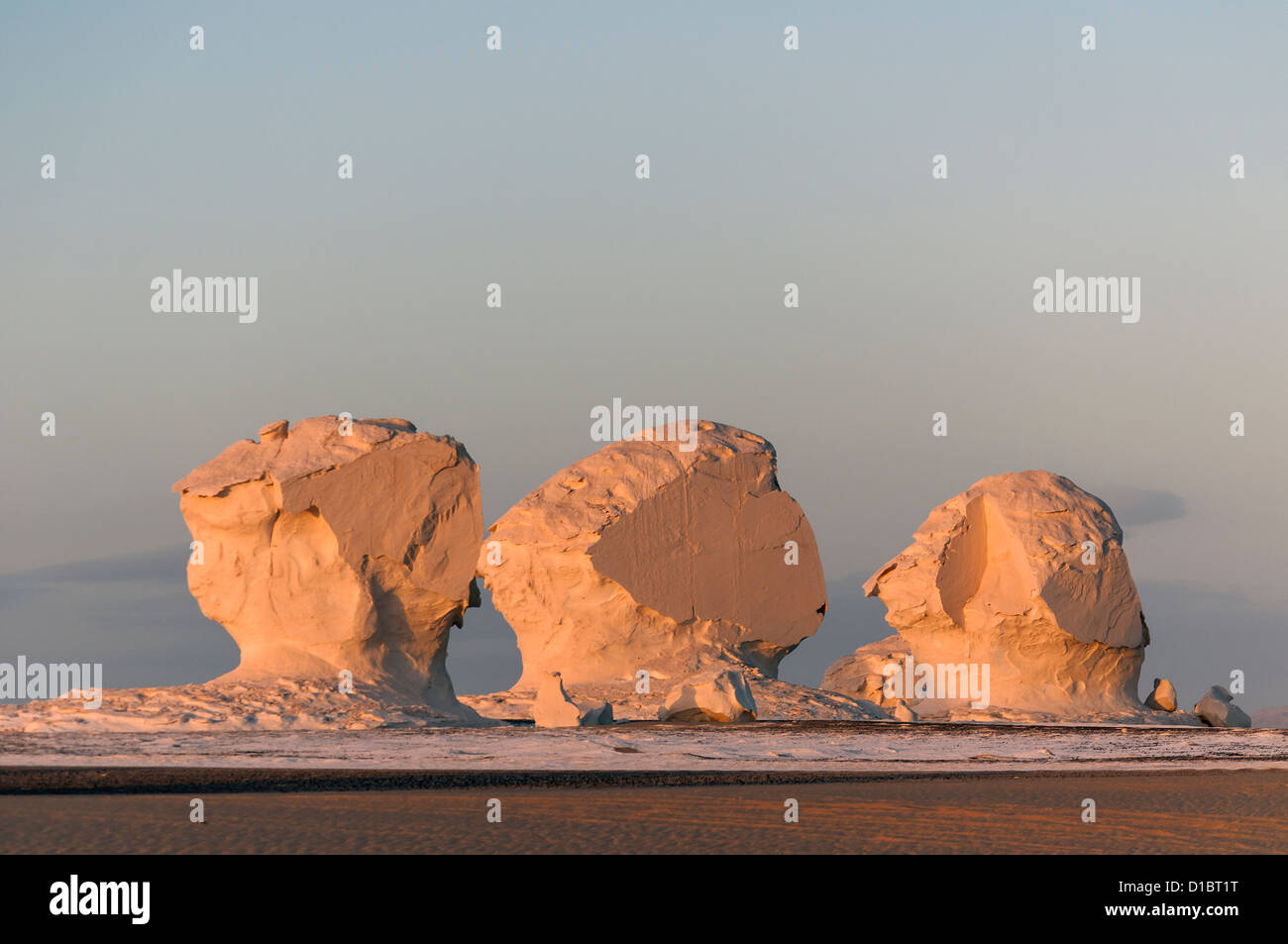Chalk formazioni rocciose, White Desert (Sahara el Beyda), Egitto Foto Stock