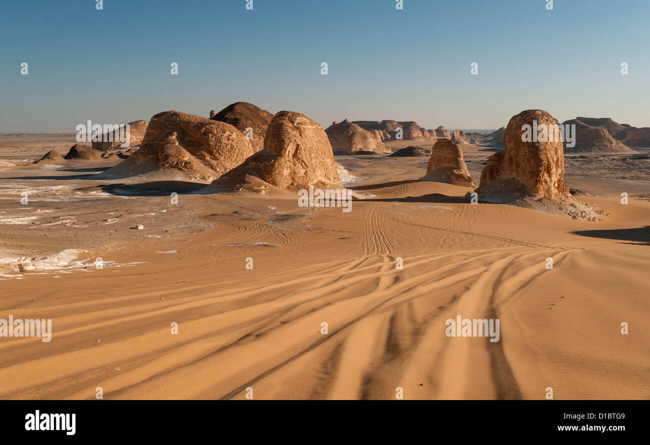 4WD tracce nella sabbia, El Akabat (Agabat) formazioni rocciose, Libiche (occidentale), Deserto Egitto Foto Stock