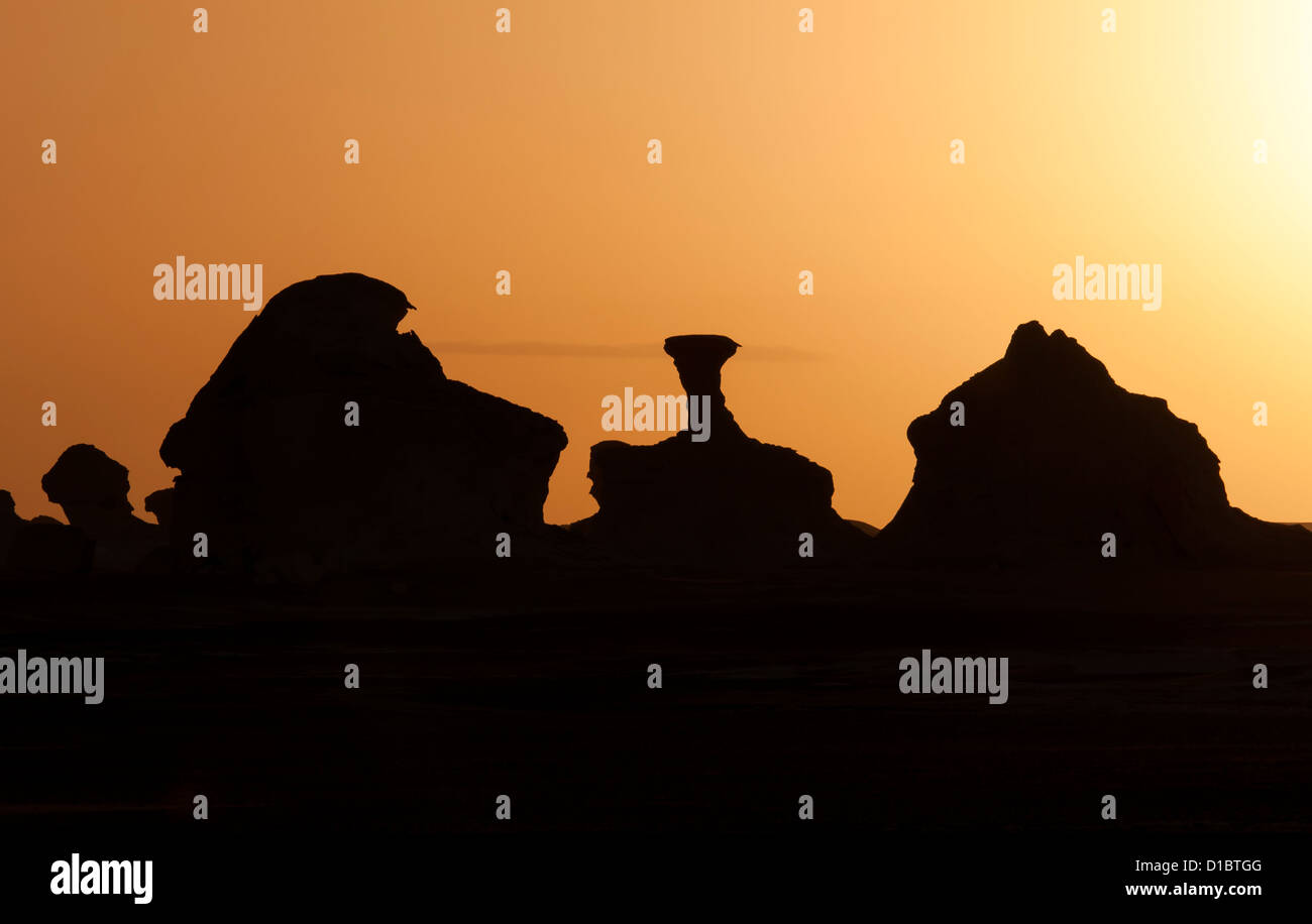 Le formazioni rocciose al tramonto, nel deserto bianco (Sahara el Beyda), Egitto Foto Stock