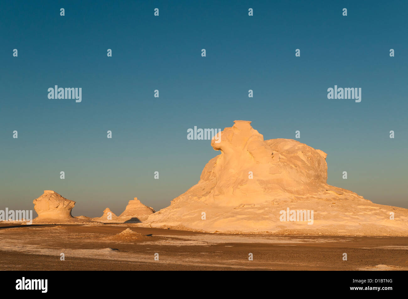 Chalk formazioni rocciose, White Desert (Sahara el Beyda), Egitto Foto Stock
