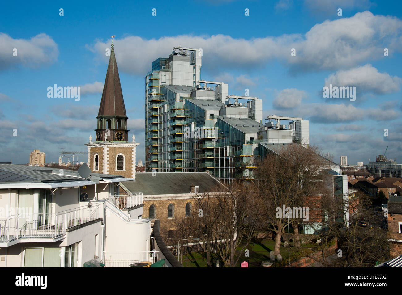 La vecchia chiesa di Battersea e il palazzo Montevetro a Battersea Londra Foto Stock