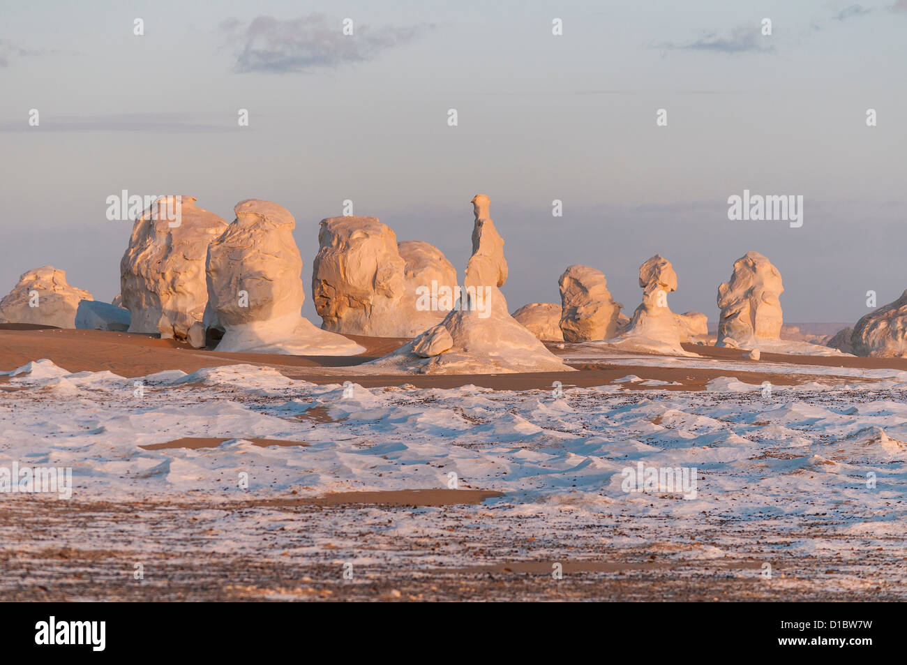 Paesaggio con Chalk formazioni rocciose, White Desert (Sahara el Beyda), Egitto Foto Stock