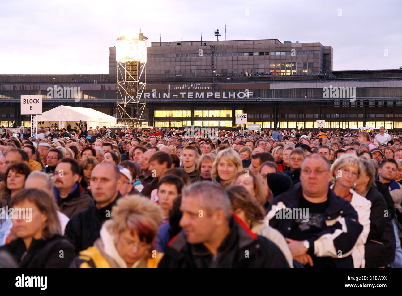 Berlino, Germania, gli spettatori pyro musical presso l'aeroporto Tempelhof Foto Stock