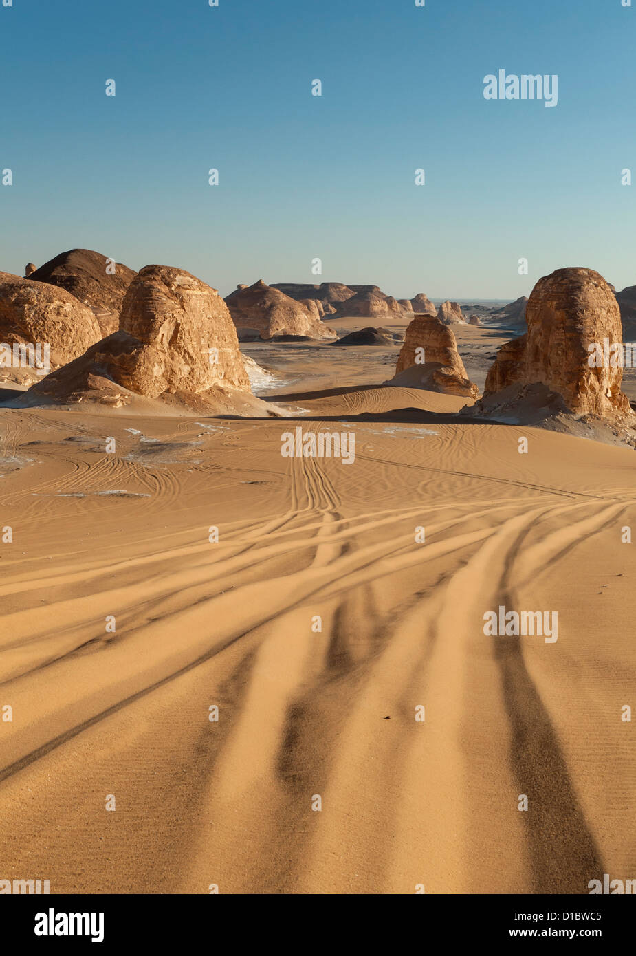 4WD tracce nella sabbia, El Akabat (Agabat) formazioni rocciose, Libiche (occidentale), Deserto Egitto Foto Stock