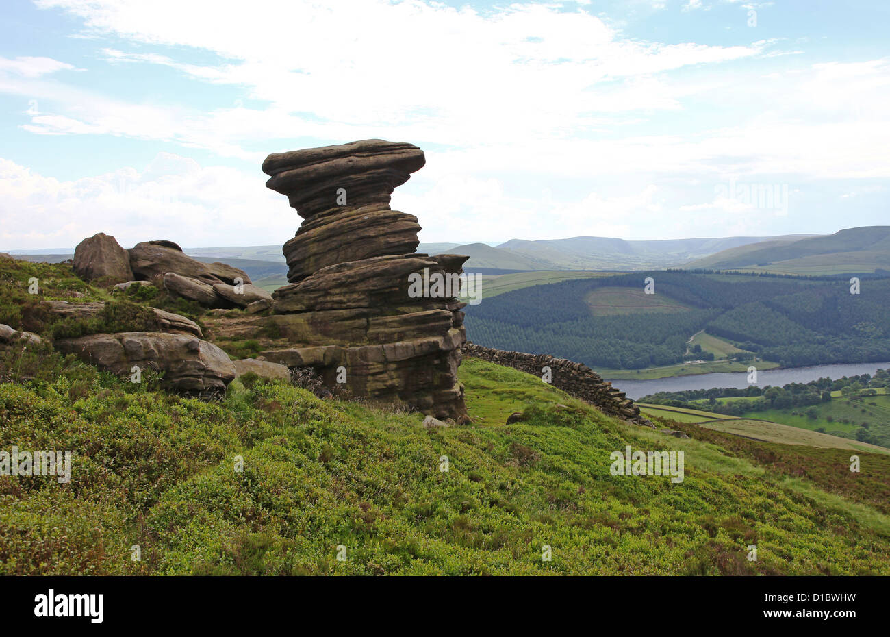 La cantina sale Weathered roccia arenaria forme Derwent bordo serbatoio Ladybower Parco Nazionale di Peak District Derbyshire Inghilterra Foto Stock