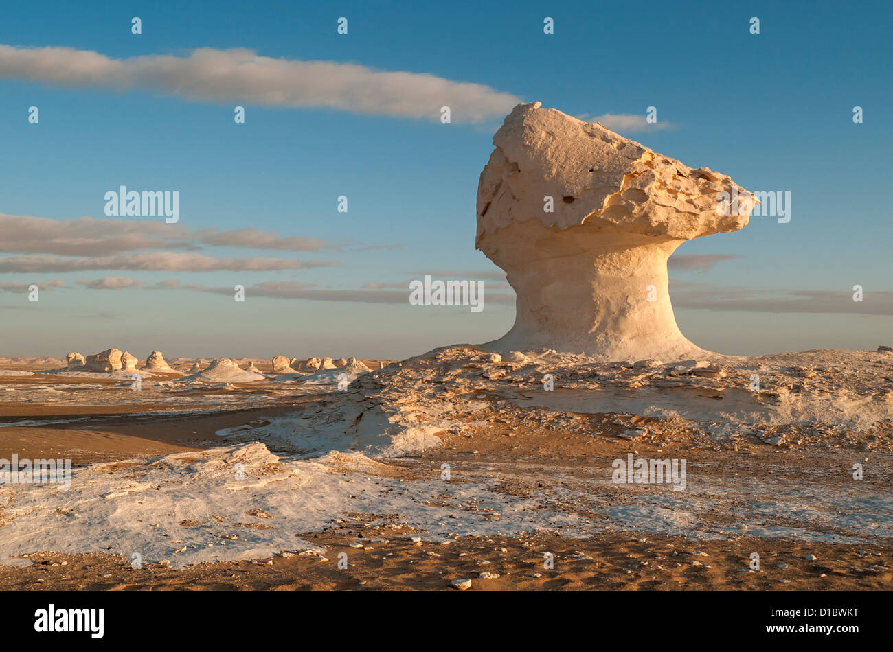 Paesaggio con Chalk formazioni rocciose, White Desert (Sahara el Beyda), Egitto Foto Stock