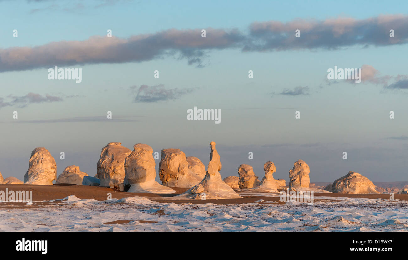 Paesaggio con Chalk formazioni rocciose, White Desert (Sahara el Beyda), Egitto Foto Stock