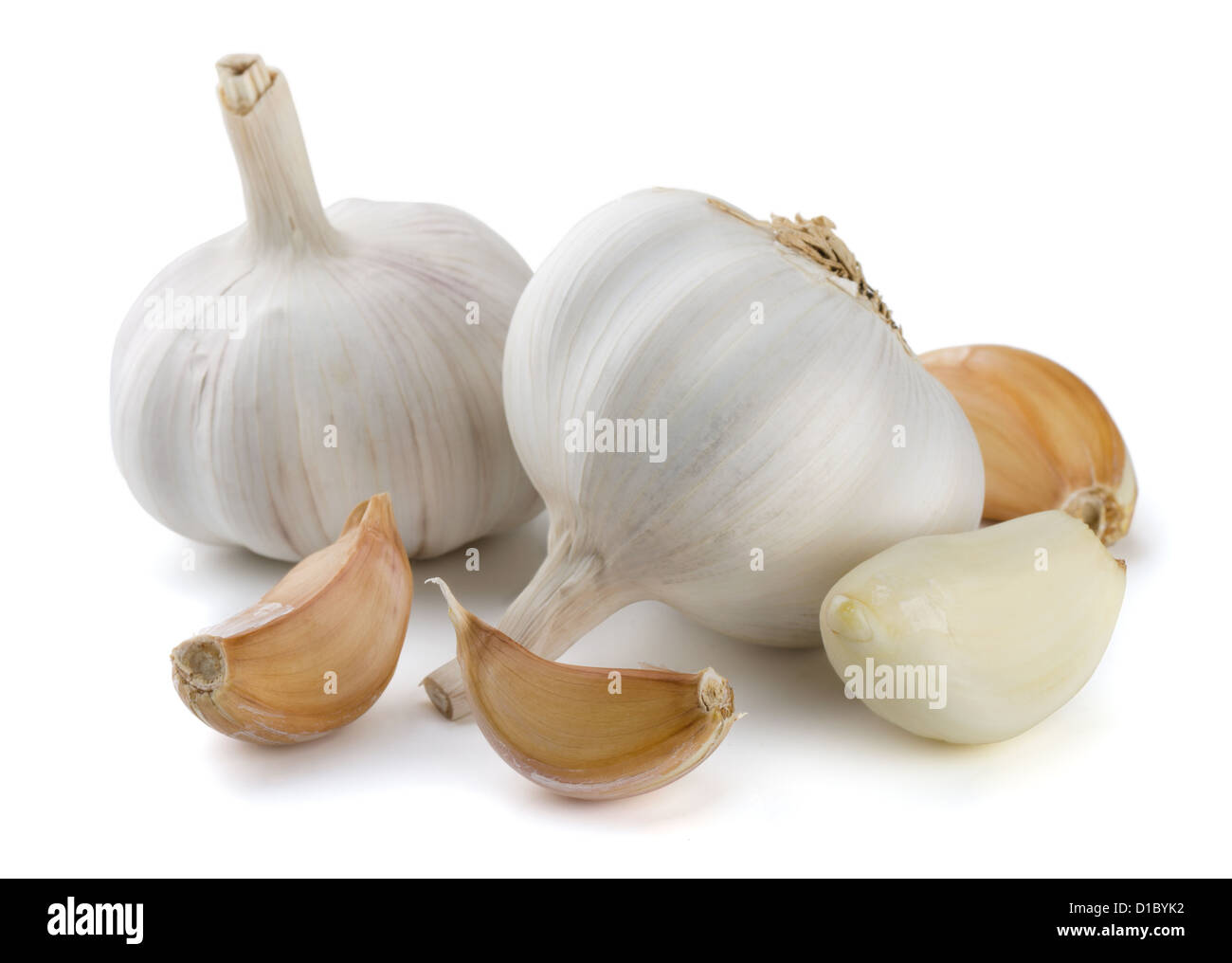 4 spicchi di aglio e le lampadine isolato su bianco Foto Stock