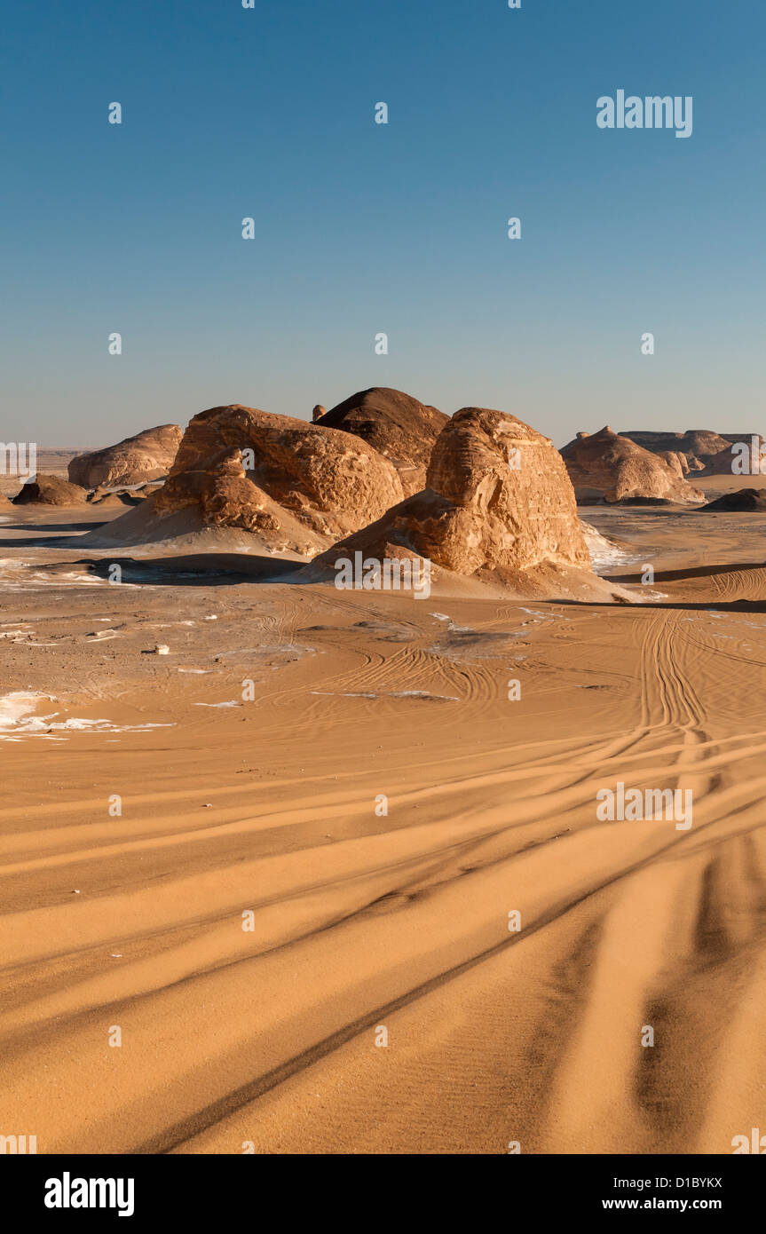 4WD tracce nella sabbia, El Akabat (Agabat) formazioni rocciose, Libiche (occidentale), Deserto Egitto Foto Stock
