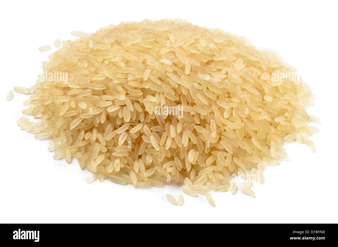 Pila di grani lunghi riso parboiled isolato su un bianco Foto Stock