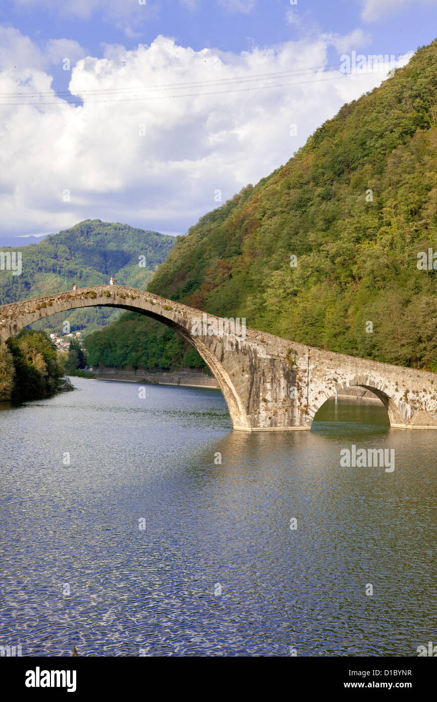 Ponte del Diavolo sul fiume Serchio, Italia Foto Stock