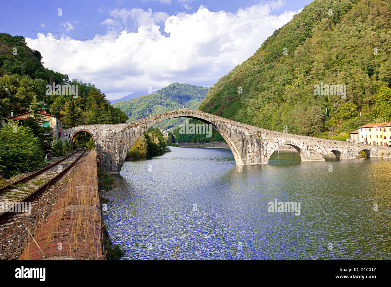 Ponte del Diavolo sul fiume Serchio, Italia Foto Stock