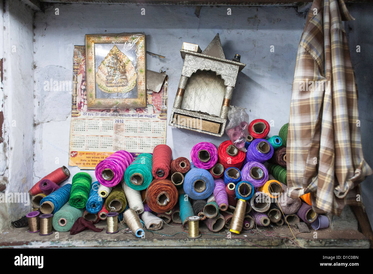 Colorato bobina dello spago rivista in un piccolo stitchery in India, Nuova Delhi Foto Stock