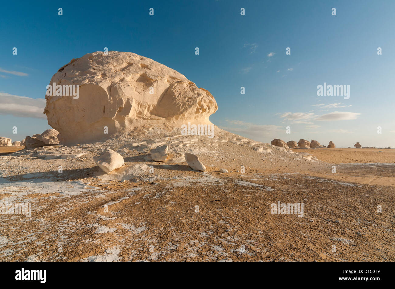 Paesaggio con Chalk formazioni rocciose, White Desert (Sahara el Beyda), Egitto Foto Stock
