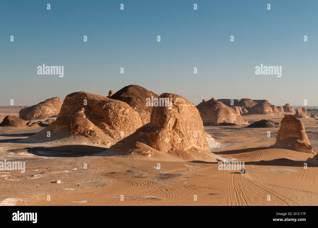 Auto 4WD, El Akabat (Agabat) formazioni rocciose, Libiche (occidentale), Deserto Egitto Foto Stock