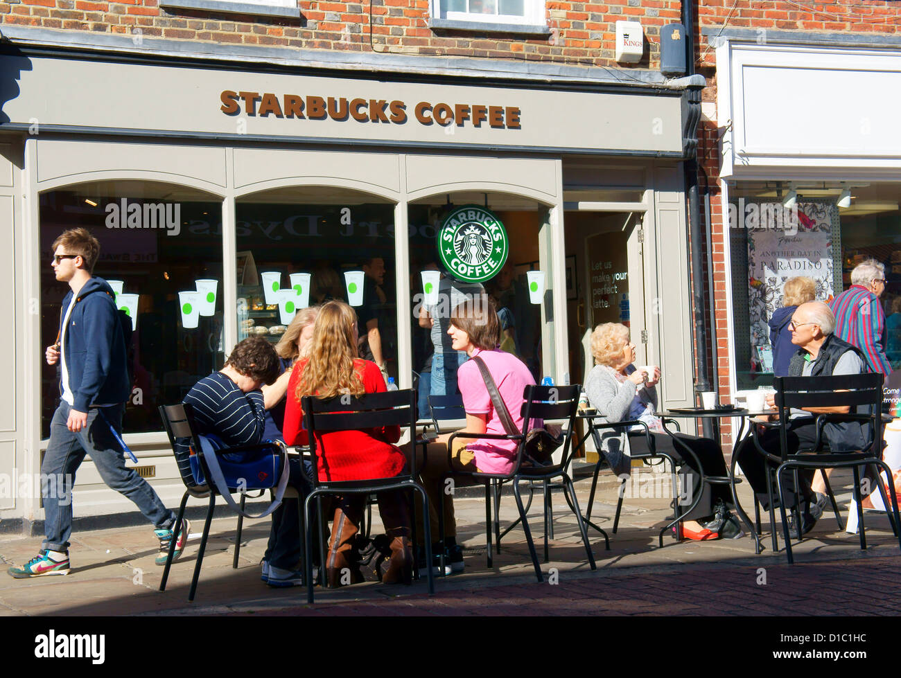 Starbucks Cafe, con i clienti seduti all'esterno, North Street, Chichester, West Sussex, Regno Unito Foto Stock