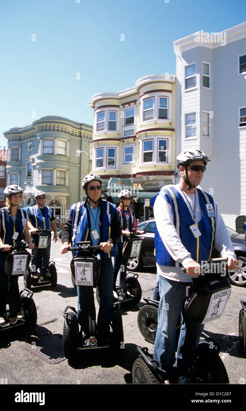 Tour guida conduce i turisti in tour di San Francisco sulla Grant Street in spiaggia nord del Distretto di San Francisco Foto Stock