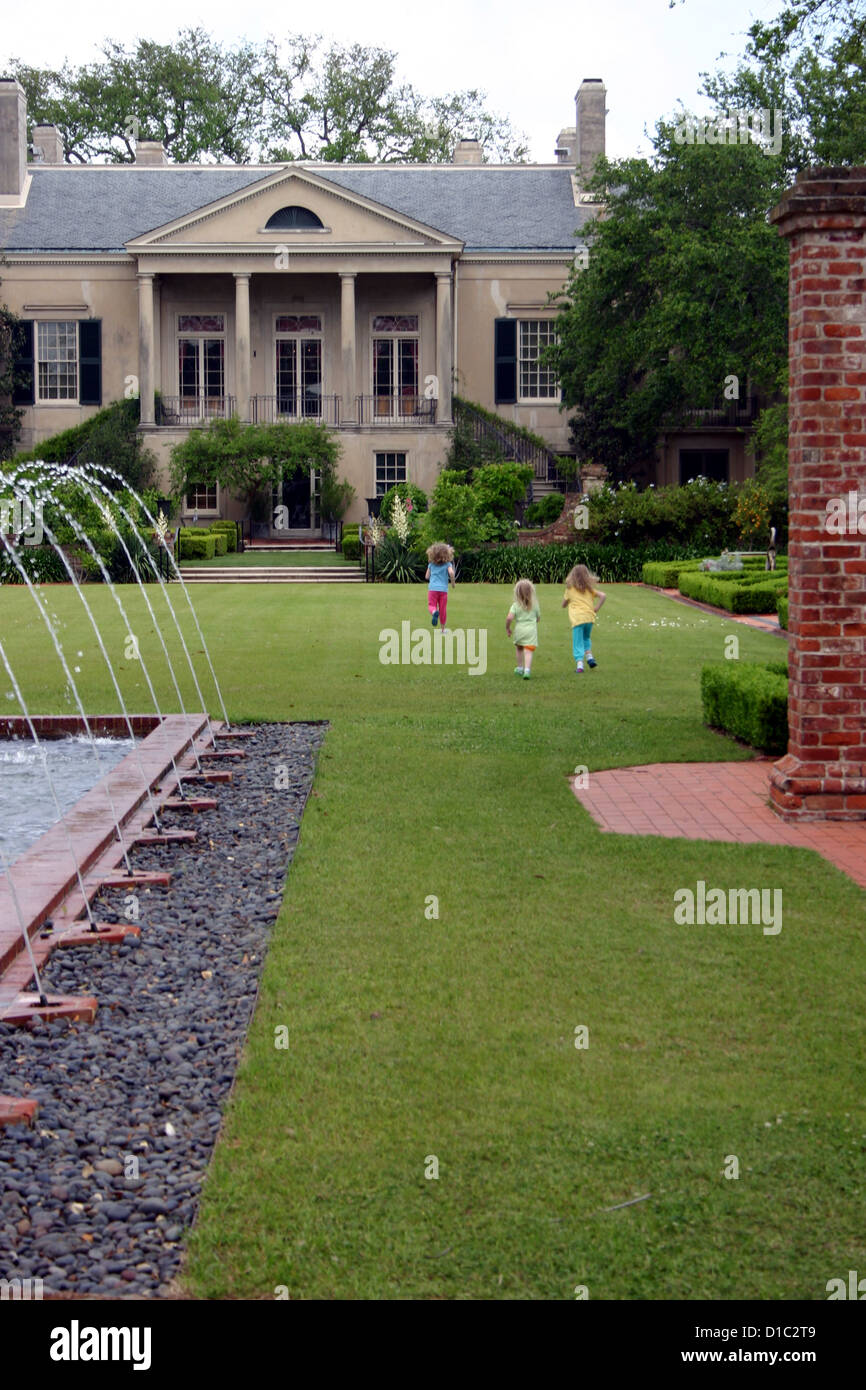 3 ragazze giovani giocando in Longue Vue giardino, Spagnolo corte giardino, New Orleans, Louisiana, Stati Uniti d'America Foto Stock