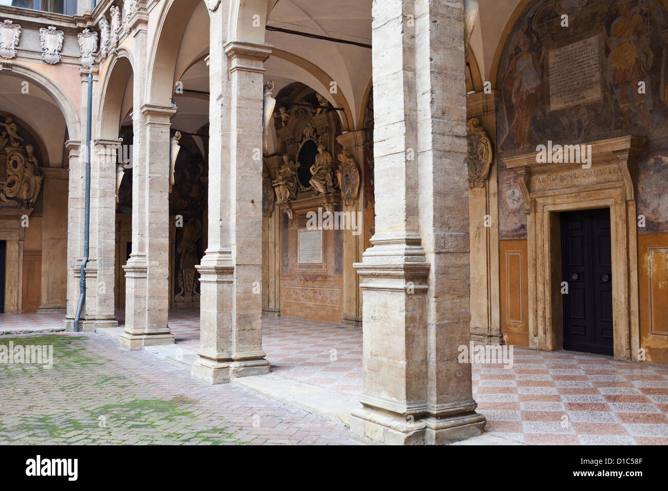 Cortile medievale del palazzo Archiginnasio - la prima sede ufficiale per il mondo più antica Università di Bologna Foto Stock