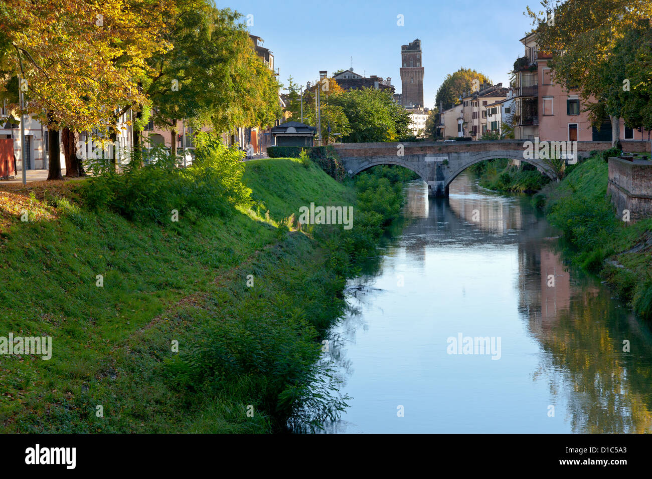 Vista sul ponte del fiume Brenta nella città di Padova, Italia Foto Stock