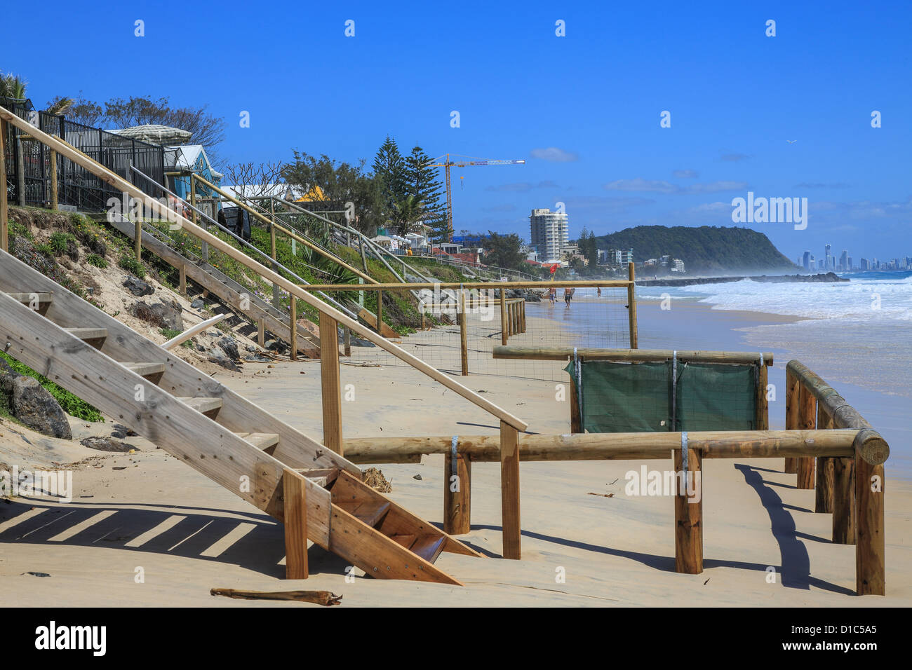 Il riscaldamento globale combinata con alta marea e tempesta provoca rigonfiamento in alto mare di erodere albergo sul fronte spiaggia. Foto Stock