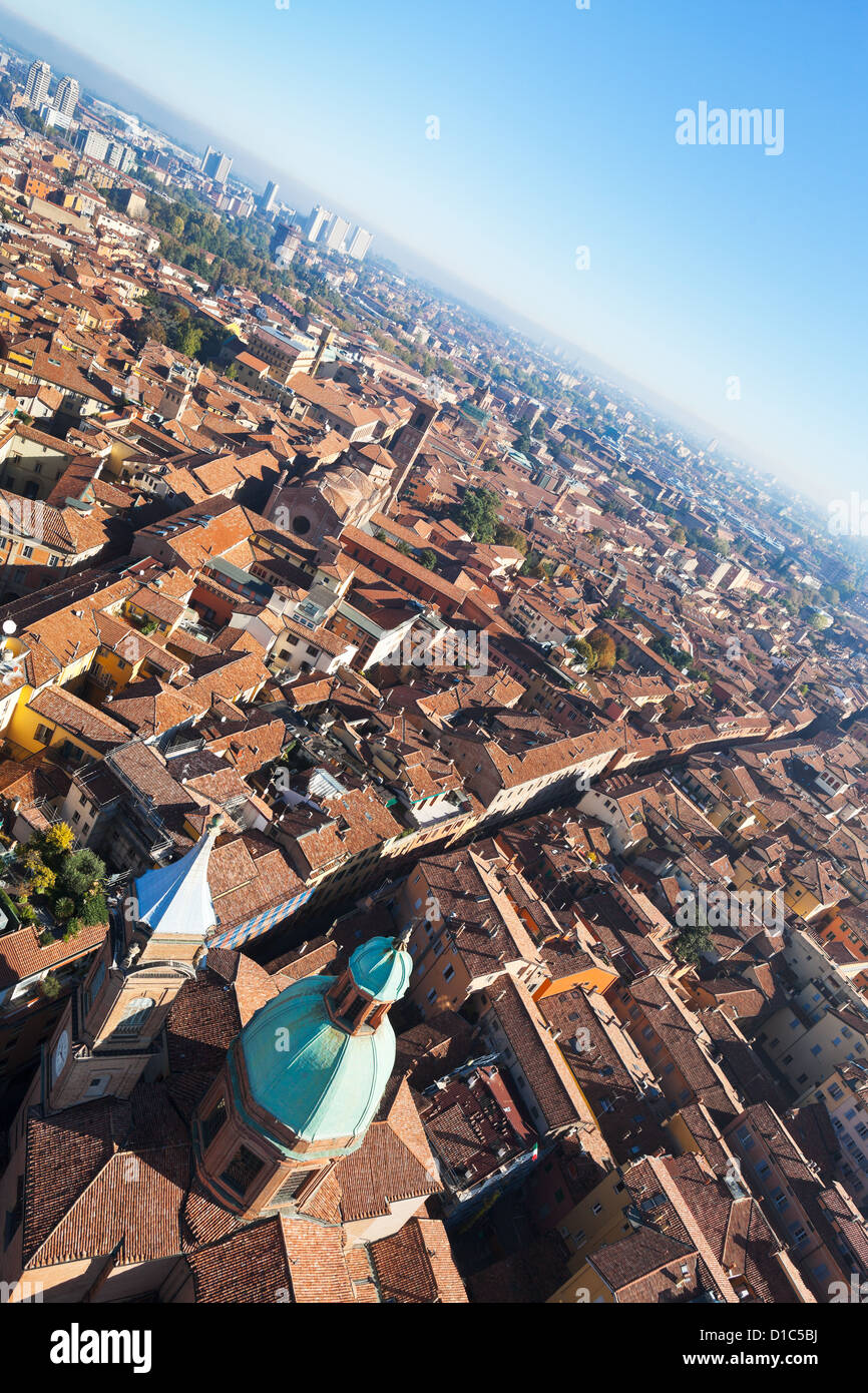 Bird vista dalla Torre degli Asinelli a Bologna con colline, Italia Foto Stock