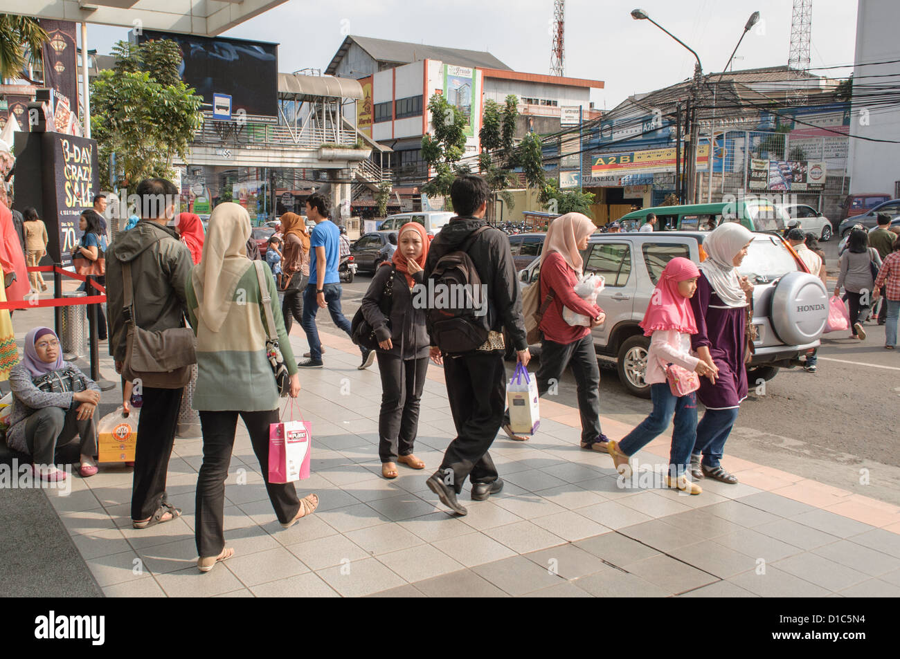 Scena di strada Bandung: persone lasciando shopping mall. Foto Stock