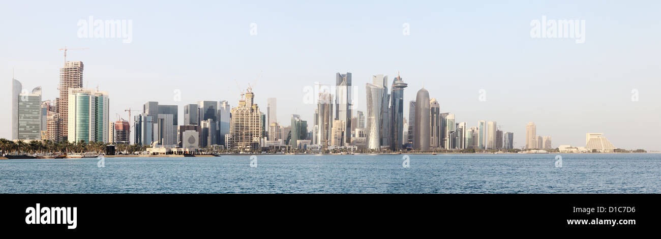 Il costante sviluppo di skyline di Doha, in Qatar, nel dicembre 2012 (logo rimosso) Foto Stock