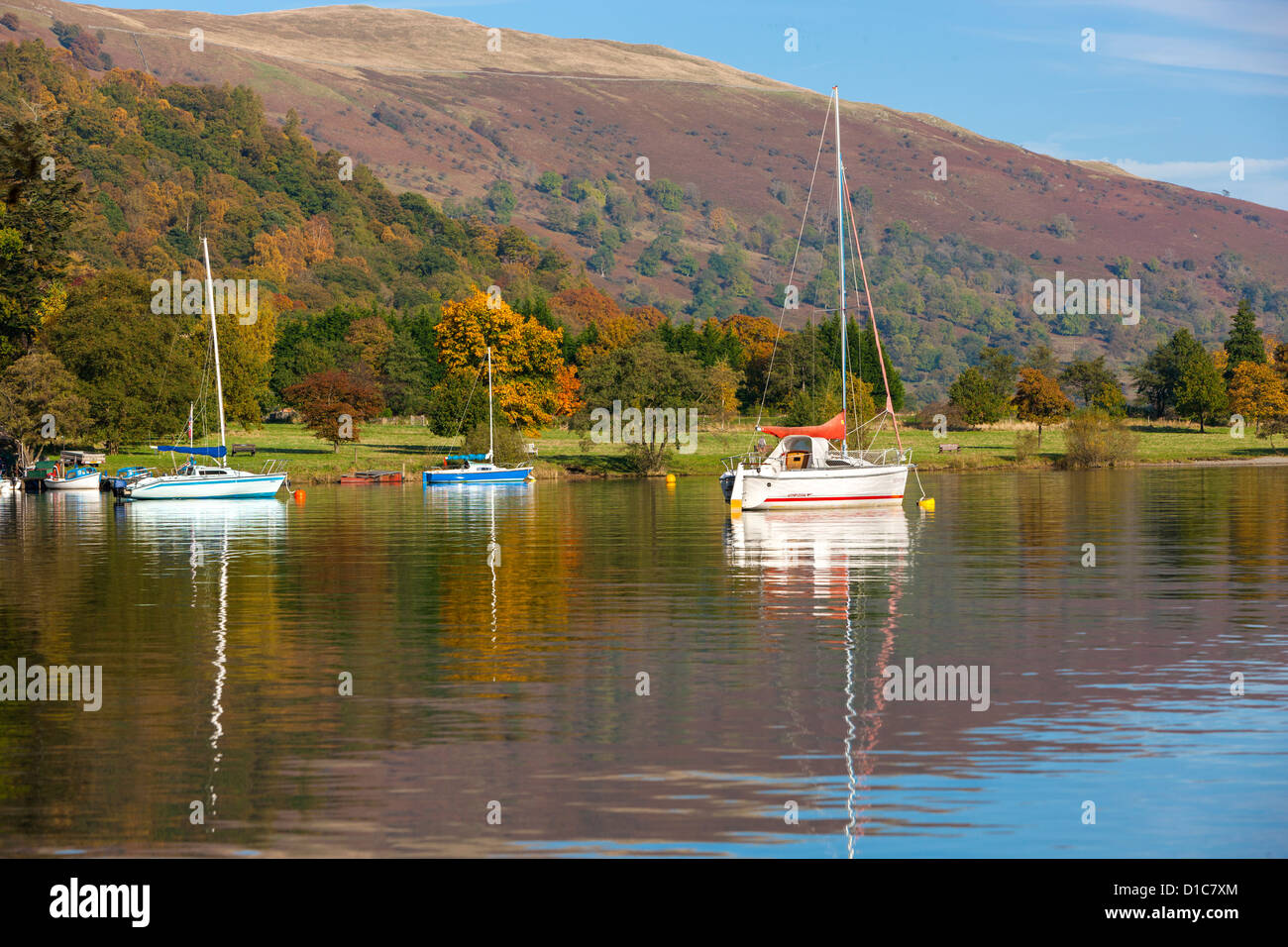 Uno yacht ormeggiati a Ullswater, Parco Nazionale del Distretto dei Laghi. Foto Stock