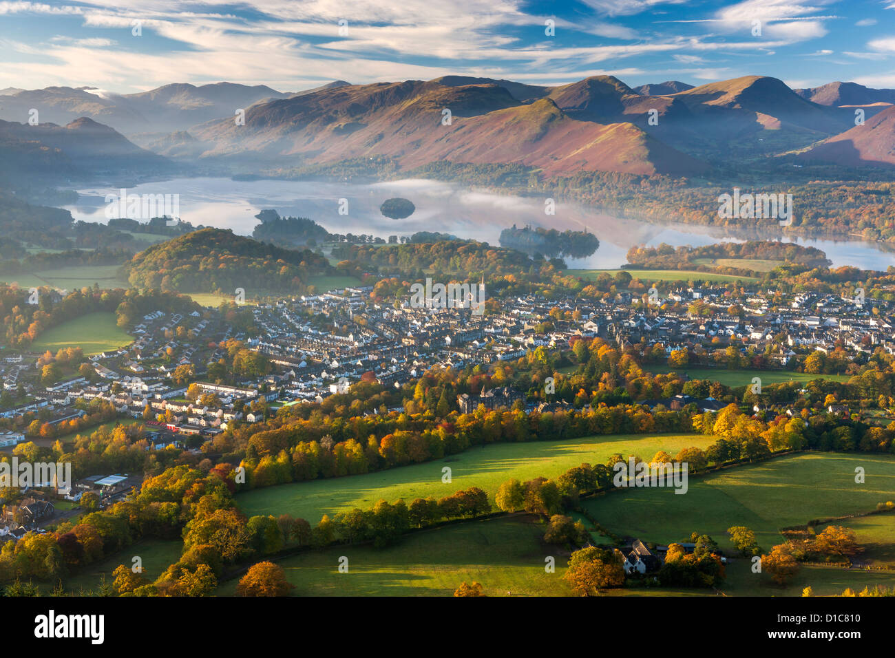 Vista su Keswick e Derwent Water dal vertice Latrigg, Parco Nazionale del Distretto dei Laghi. Foto Stock